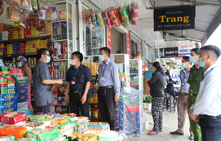 Cơ quan chức năng tuyên truyền, nhắc nhở các cơ sở kinh doanh dịch vụ hàng hóa thiết yếu chấp hành nghiêm các nội dung Chỉ thỉ số 16 của Thủ tướng Chính phủ đảm bảo công tác phòng, chống dịch bệnh Covid – 19