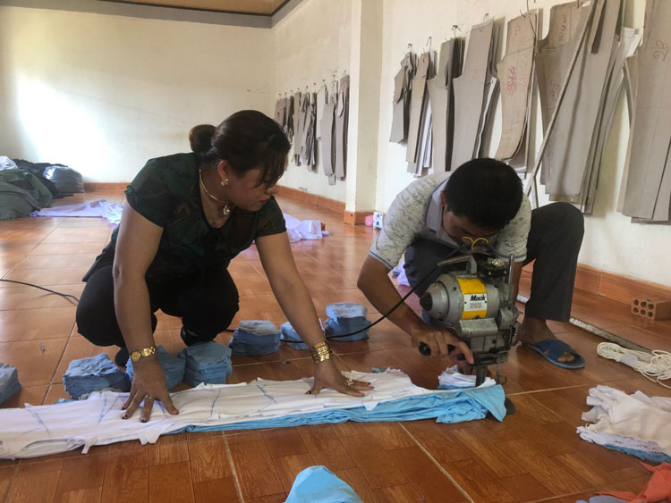 May khẩu trang vải tặng miễn phí - lan tỏa tinh thần chống dịch