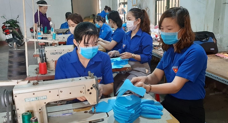 Thanh niên Cát Tiên may khẩu trang tặng người dân