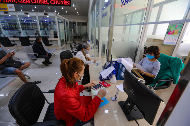 Trong khi đó, tại Trung tâm Phục vụ Hành chính công tỉnh Lâm Đồng, các sở, ngành cử nhân viên làm việc và giải quyết hồ sơ cho người dân bình thường nhưng khuyến cáo người dân gửi hồ sơ trực tuyến, qua đường bưu điện. Do dịch bệnh, số lượng người dân tới liên hệ làm việc cũng ít hơn bình thường. Ảnh: Chính Thành