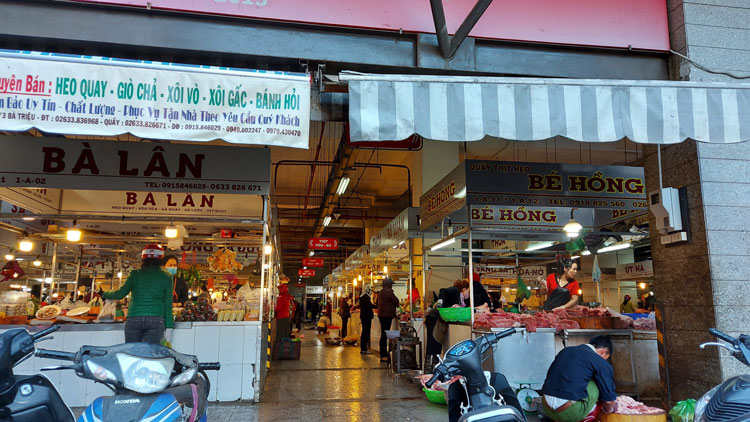 Thủ tướng chỉ đạo cách ly xã hội nhưng những nơi buôn bán mặt hàng thiết yếu, lượng thực, thực phẩm, đồ uống… vẫn được phép hoạt động bình thường. Theo ghi nhận, khu vực chợ Đà Lạt là nơi người dân tới mua, bán vẫn khá đông đúc trong ngày đầu cách ly toàn xã hội. Tuy nhiên, khoảng cách giữa người và người cách xa 2m chưa được người dân chú ý, thực hiện. Ảnh: Hồng Thắm
