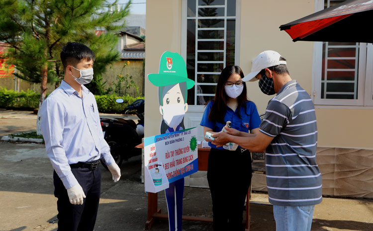 Phường 2 đo thân nhiệt và sát khuẩn tay cho tất cả những người tới làm việc, liên hệ công tác. Ảnh: Khánh Phúc