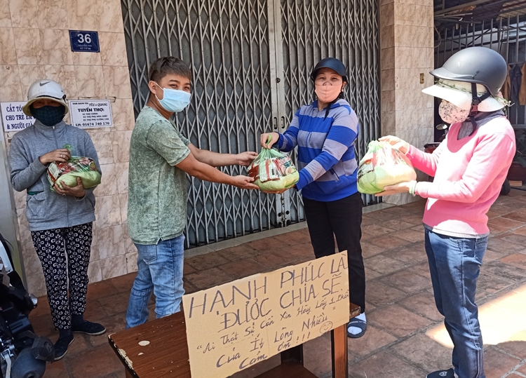 Tiệm Tóc yêu và Quang tặng những phần quà cho người bán vé số