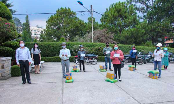 Chia sẻ khó khăn với người bán vé số