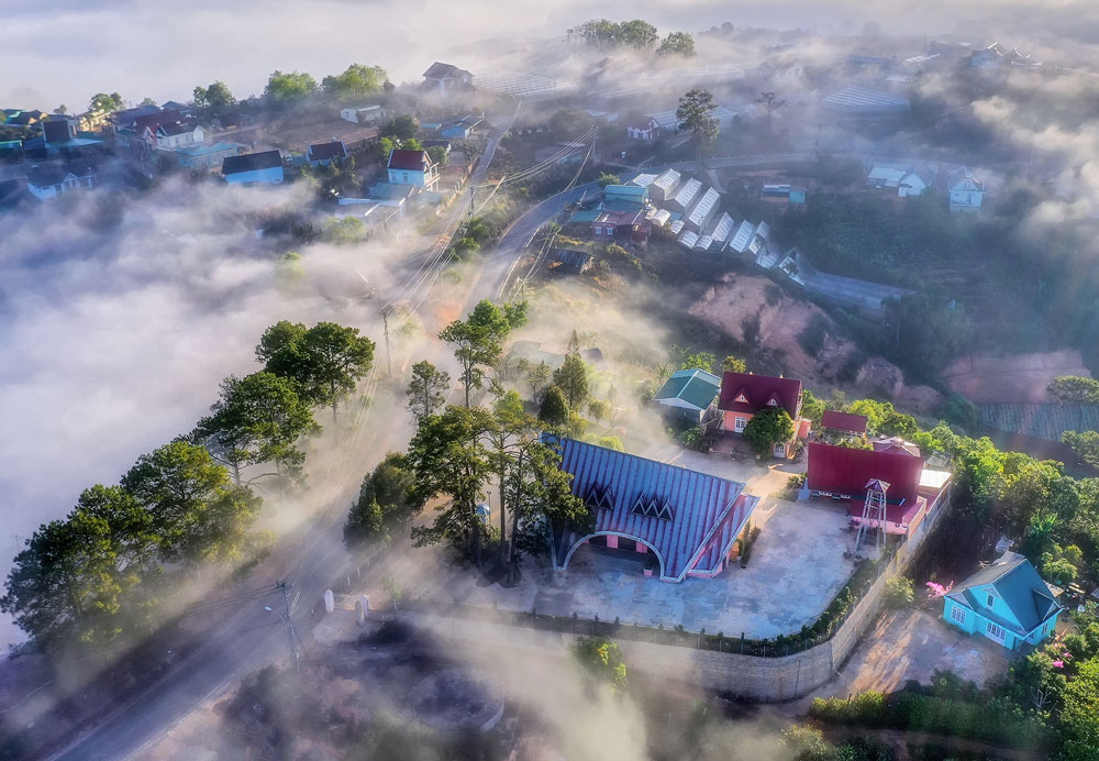 Nhà thờ Đa Thọ trong sương sớm. Ảnh: Nguyễn Nghĩa