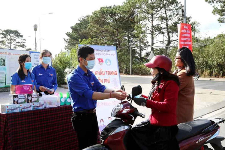 Tuổi trẻ Đại học Đà Lạt chung tay phòng, chống dịch
