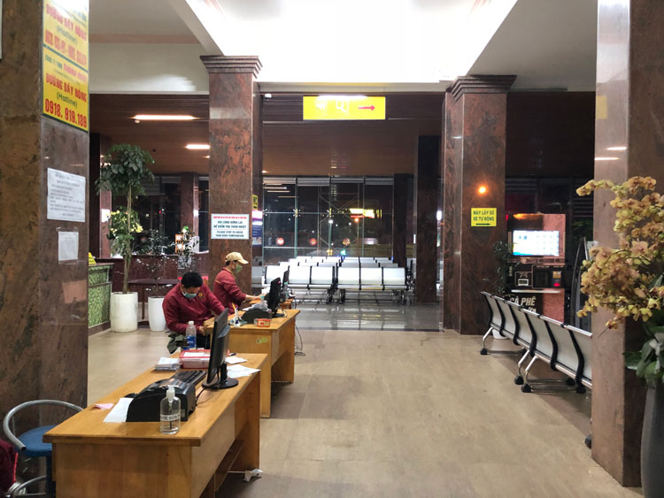 Bến xe Thành Bưởi đêm khuya vẫn có nhân viên trực nhận hàng hoá, không tổ chưc bán vé vận chuyển hành khách