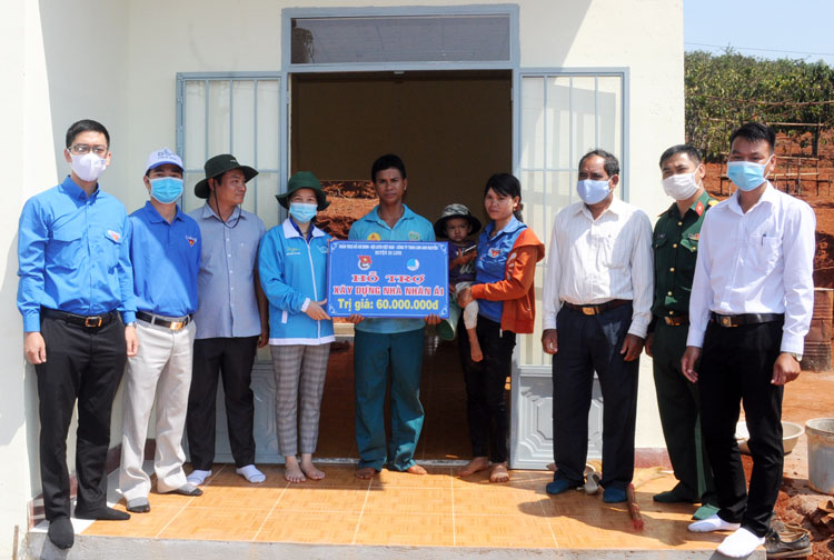 Huyện đoàn Di Linh trao Nhà nhân ái cho đoàn viên có hoàn cảnh khó khăn