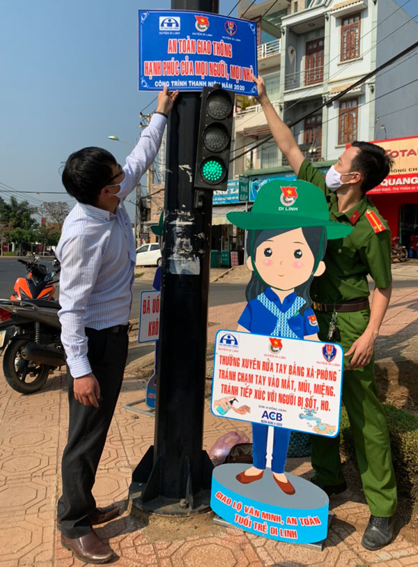 Tuổi trẻ Di Linh thực hiện lắp đặt các pano tuyên truyền về phòng chống Covid - 19 và an toàn giao thông
