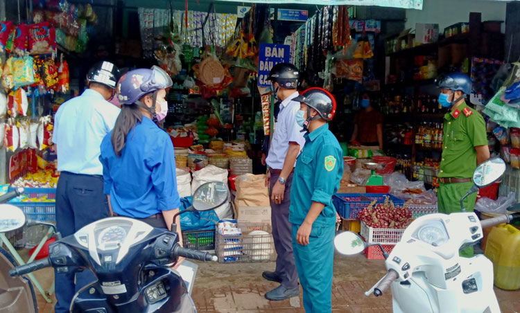 Cơ quan chức năng địa phương thường xuyên kiểm tra, tuyên truyền, nhắc nhở các chủ cơ sở kinh doanh hoàng hóa nhu yếu phẩm