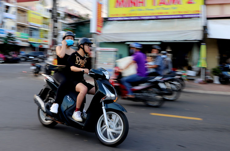 Nhiều người ra đường vẫn không chấp hành đeo khẩu trang