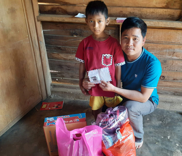 Thầy giáo âm thầm làm thiện nguyện