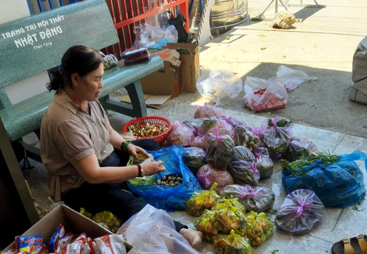 Mỗi ngày phát tặng 50 phần quà cho người nghèo trong mùa dịch Covid-19