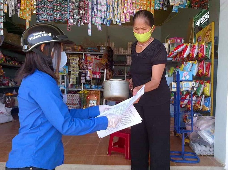 ĐVTN huyện Lạc Dương tuyên truyền, hướng dẫn người dân khai báo y tế tự nguyện