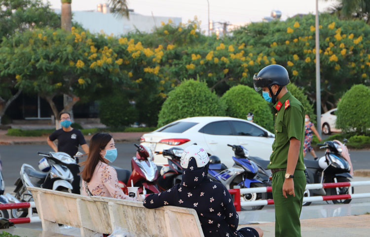Công an tuyên truyền, nhắc nhở người dân chấp hành nghiêm Chỉ thị cách ly toàn xã hội của Thủ tướng Chính phủ. Ảnh: K. PHÚC