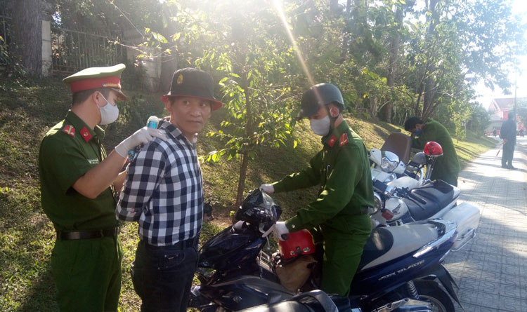 Chặn xe nhắc nhở không đeo khẩu trang, phát hiện tàng trữ ma túy
