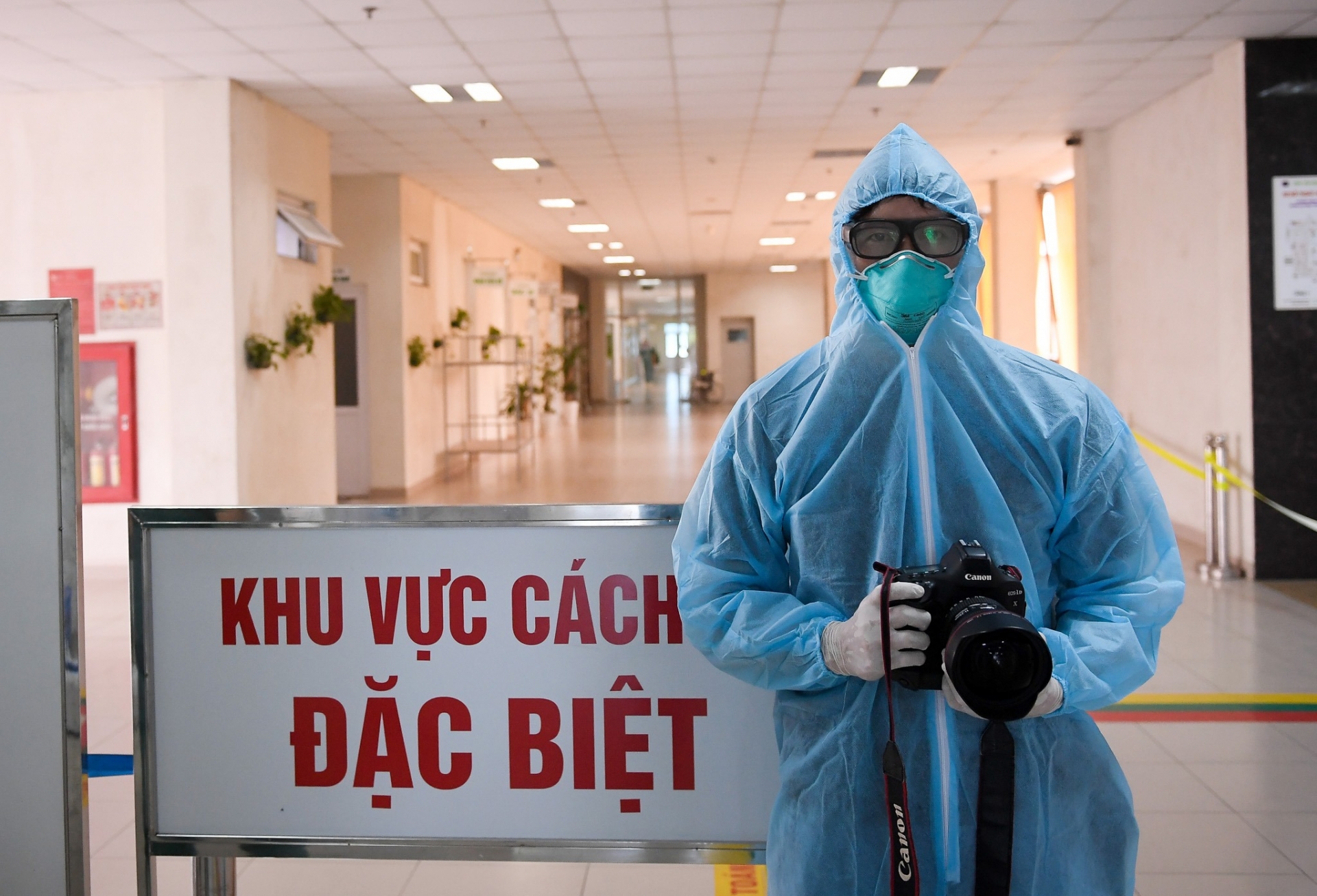 Phóng viên ảnh Nguyễn Khánh - Báo Tuổi trẻ Thành phố Hồ Chí Minh tác nghiệp tại Bệnh viện Nhiệt đới Trung ương Cơ sở 2.