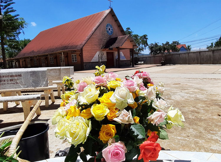 Nhà thơ Lang Biang, Lạc Dương cũng vắng giáo dân đến lễ