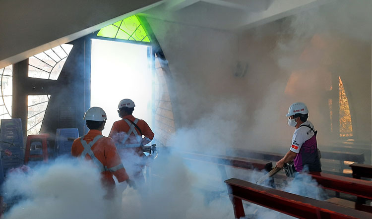 Nhà thờ Thánh Tâm phun hóa chất Cloramin B diệt khuẩn trong nhà chính lễ