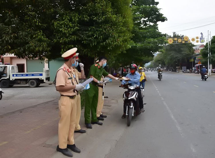 Căn cứ nào để xử phạt không mang khẩu trang và tụ tập đông người?