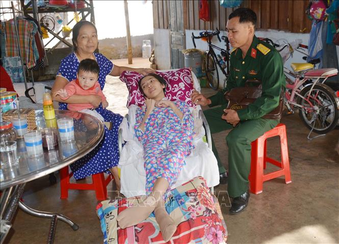 Trung úy Nguyễn Trung Hải, Ban Chỉ huy Quân sự huyện Cư M’Gar thuộc Bộ Chỉ huy Quân sự tỉnh Đắk Lắk, vẫn đang ngày đêm lặn lội tìm đến những hoàn cảnh éo le trên địa bàn để chia sẻ, giúp đỡ họ vượt qua khó khăn.