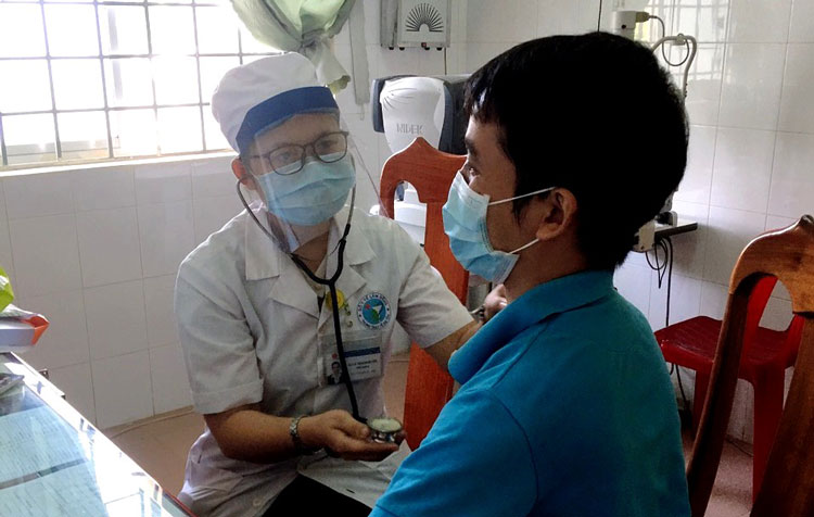 Nữ bác sĩ làm 300 nón mặt kính tặng đồng nghiệp phòng, chống dịch Covid-19
