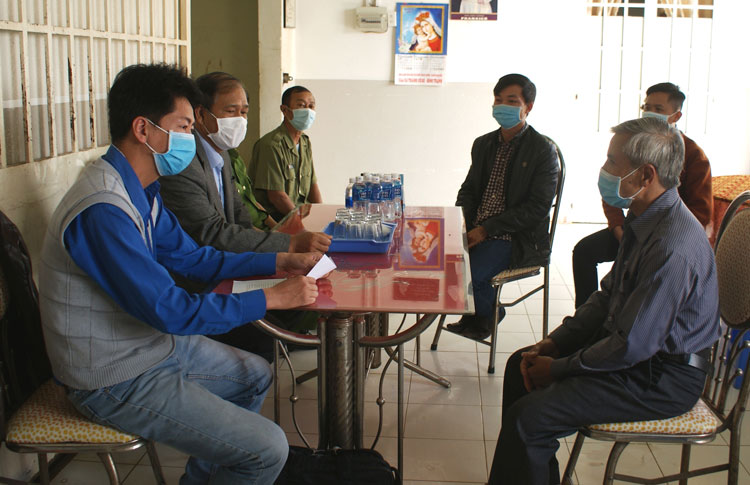 Khám bệnh, vệ sinh phòng dịch cho bệnh nhân tâm thần tại cơ sở Trọng Đức