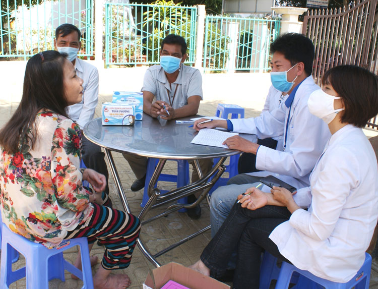 Khám cho bệnh nhân ở cơ sở Trọng Đức