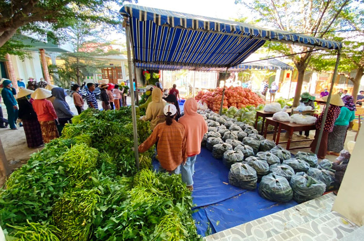 Hàng chục tấn nông sản đã được người dân Lâm Đồng trao tận tay cho người dân xã Phước Nam