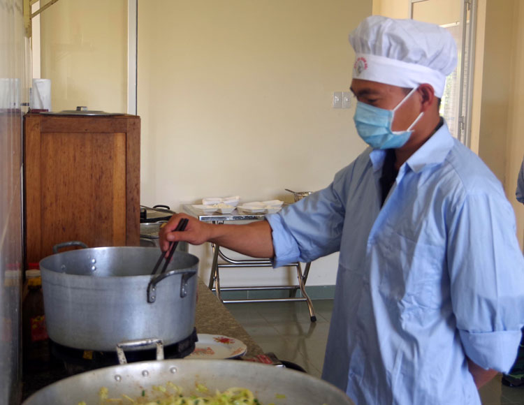 Công tác phục vụ người dân cách ly luôn được cán bộ, chiến sĩ LLVT tỉnh Lâm Đồng thực hiện chu đáo, đảm bảo an toàn để bảo vệ sức khỏe cho Nhân dân.