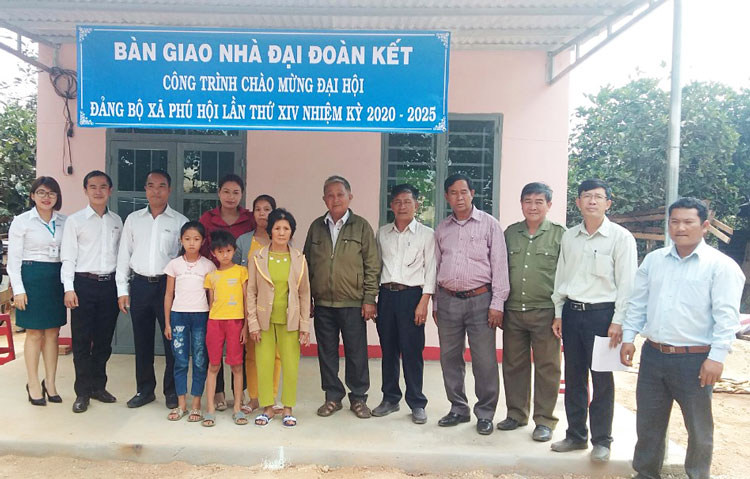 Xây 20 căn nhà đại đoàn kết cho hộ cận nghèo, hộ nghèo