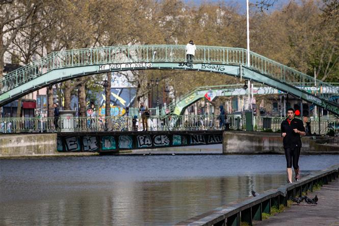 Người dân tập thể dục tại Paris, Pháp ngày 6/4/2020 trong bối cảnh dịch COVID-19 lan rộng