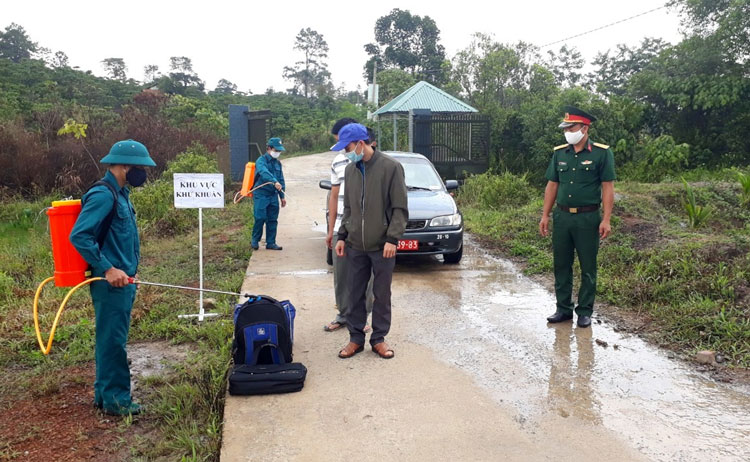 Khử khuẩn vật dụng sinh hoạt của người đến cách ly và phương tiện đưa đón