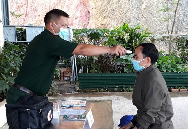 Kiểm tra thân nhiệt