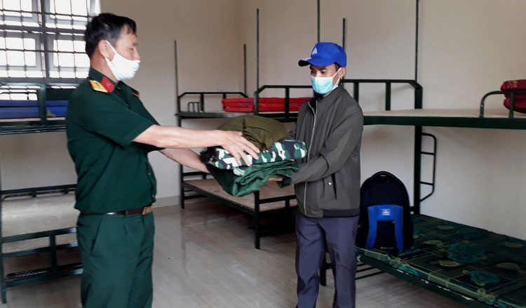 Cấp phát trang phục và nhận phòng