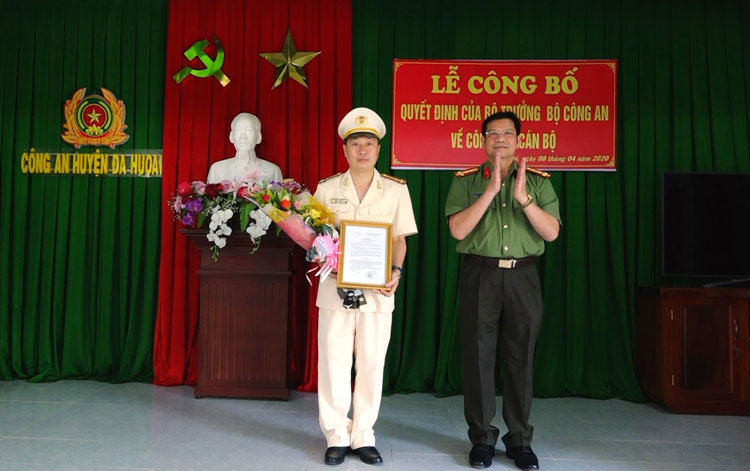 Đại tá Lê Vinh Quy - Giám đốc Công an tỉnh Lâm Đồng trao quyết định bổ nhiệm Trưởng Công an huyện Đạ Huoai