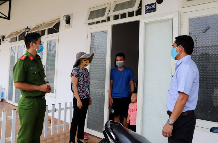 Bà Phạm Thị Tín (chủ nhà trọ tại 38/1 Nguyễn Khuyến, Phường 2, TP Bảo Lộc) thông báo miễn giảm 500 ngàn đồng/phòng cho người thuê trọ trong tháng 4