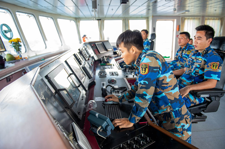 Tàu được trang bị hệ thống điều khiển hoàn toàn tự động và hiện đại; hệ thống truyền hình, điện thoại có thể kết nối qua vệ tinh. Trên tàu lúc nào cũng có đội ngũ y - bác sĩ túc trực mỗi kíp 12 người. Tàu có thể chở được 200 người, gồm cả thủy thủ đoàn cùng ê kíp bác sĩ và bệnh nhân, hoạt động liên tục 45 ngày đêm trên biển, chịu được sóng từ cấp 8 đến cấp 10. Khi không có nhiệm vụ cứu nạn, cứu hộ, mọi người làm tất cả công việc của nhân sự trên tàu như: lái tàu, lái xuồng, trực máy, nấu bếp, phục vụ…