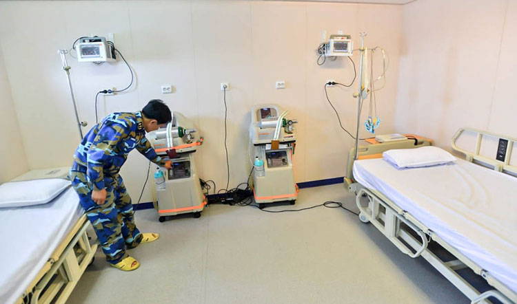 Khoang Bệnh viện có đầy đủ các phòng chức năng, như phòng hồi sức cấp cứu, điện tim, răng - hàm - mặt, xét nghiệm, nội soi, siêu âm, phòng mổ, phòng X-quang, kho thuốc… Đặc biệt, tàu có hệ thống buồng chữa bệnh giảm áp, có thể cấp cứu cùng lúc cho nhiều người bị ảnh hưởng do lặn sâu dưới biển. Ngoài 2 giường tại Phòng Hồi sức cấp cứu này, tàu còn có 15 giường bệnh, 2 giường cách ly ở các buồng bệnh khác.
