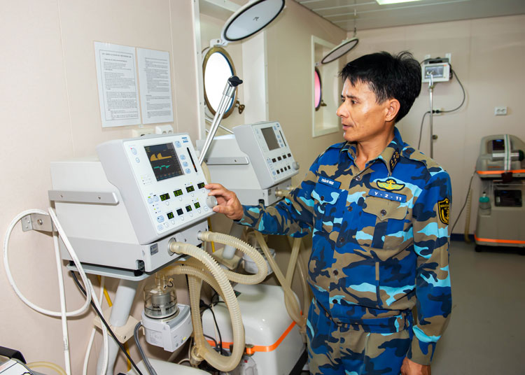 Đại úy Trần Văn Ngọc (Y sĩ của tàu) đang kiểm tra các thiết bị y tế trong Phòng Hồi sức cấp cứu. Cùng với máy móc, trang thiết bị hiện đại, đội ngũ y - bác sĩ biên chế trên tàu được đào tạo bài bản và có trình độ tay nghề cao, sẵn sàng cấp cứu, chăm sóc sức khỏe ban đầu trước khi đưa bệnh nhân về tuyến trên an toàn.