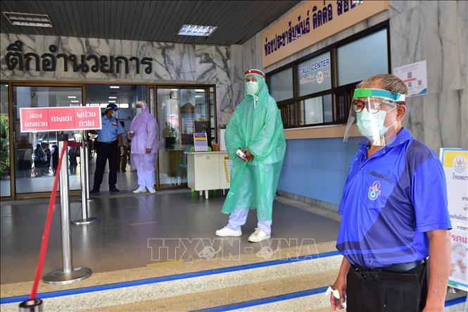 Đo thân nhiệt phòng lây nhiễm COVID-19 tại bệnh viện ở Narathiwat, Thái Lan, ngày 8/4