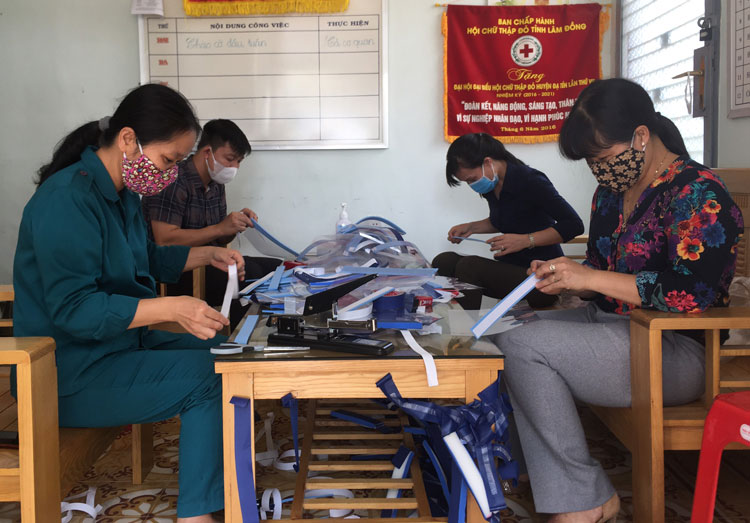 Làm 3.000 mũ mặt kính phòng chống dịch Covid-19