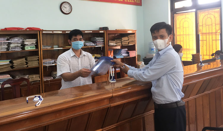 Trao tặng mũ mặt kính cho cán bộ, công chức làm việc tại Bộ phận một cửa UBND huyện Đạ Tẻh