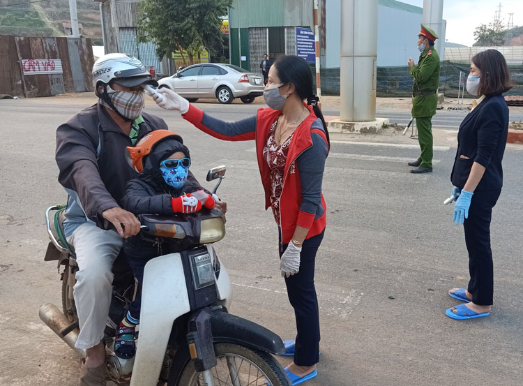 Lạc Dương lập điểm đo thân nhiệt tại cửa ngõ các xã, thị trấn