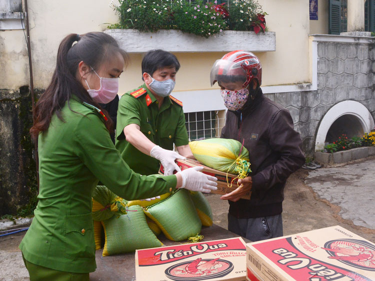 Trao 300 phần quà cho gia đình có hoàn cảnh khó khăn