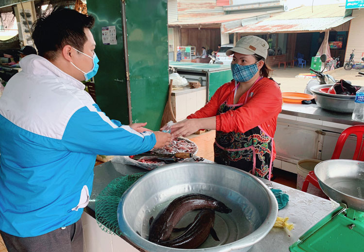 Phát khẩu trang, nhu yếu phẩm cho người dân ở xã khó khăn