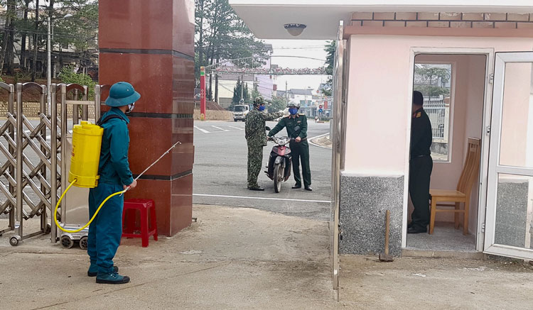 Để thực hiện tốt phòng chống Covid-19, Ban CHQS huyện Lạc Dương luôn tuân thủ việc đo thân nhiệt, rửa tay bằng nước sát khuẩn