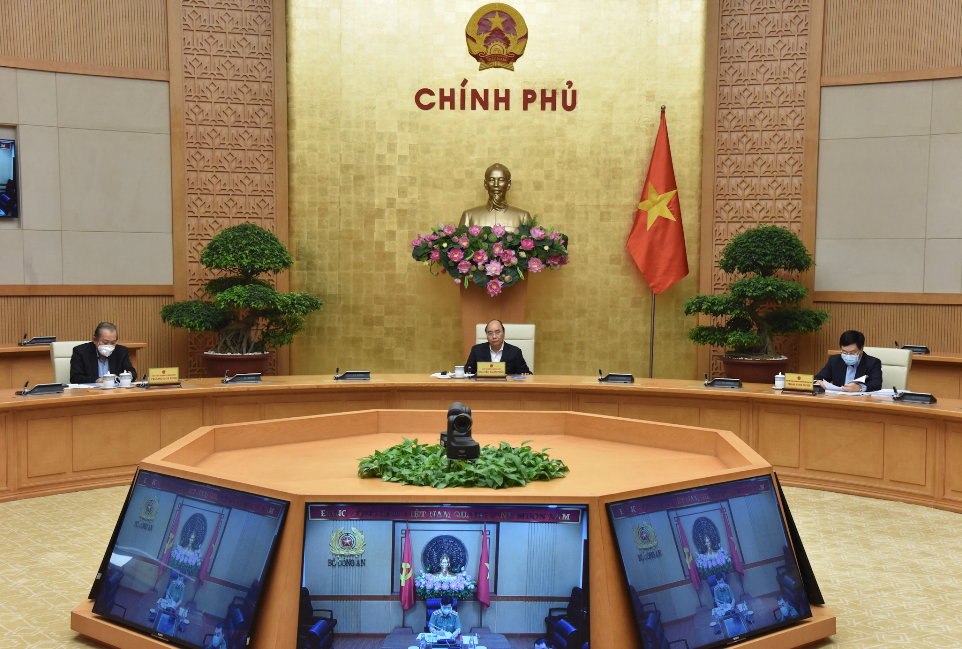 Thủ tướng: Xử lý nghiêm người không thực hiện cách ly toàn xã hội