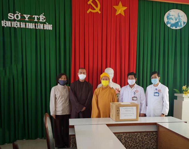 Thiền Viện Vạn Hạnh Đà Lạt tặng thiết bị y tế cho Bệnh viện Đa khoa Lâm Đồng