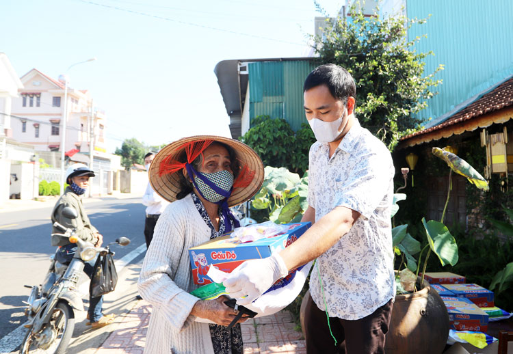San sẻ yêu thương với người nghèo trong đại dịch COVID-19